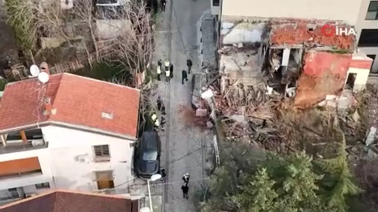 Metruk bina park halindeki aracın üzerine çöktü!