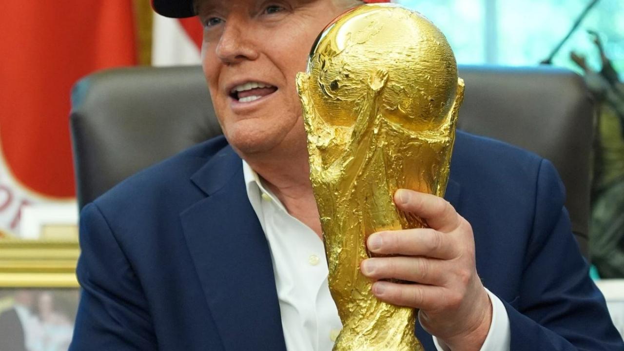 Dünya Kupası finalinde Donald Trump’a özel cam koruma! Dunya kupasi finalinde donald trumpa ozel cam koruma c1u8tU4L