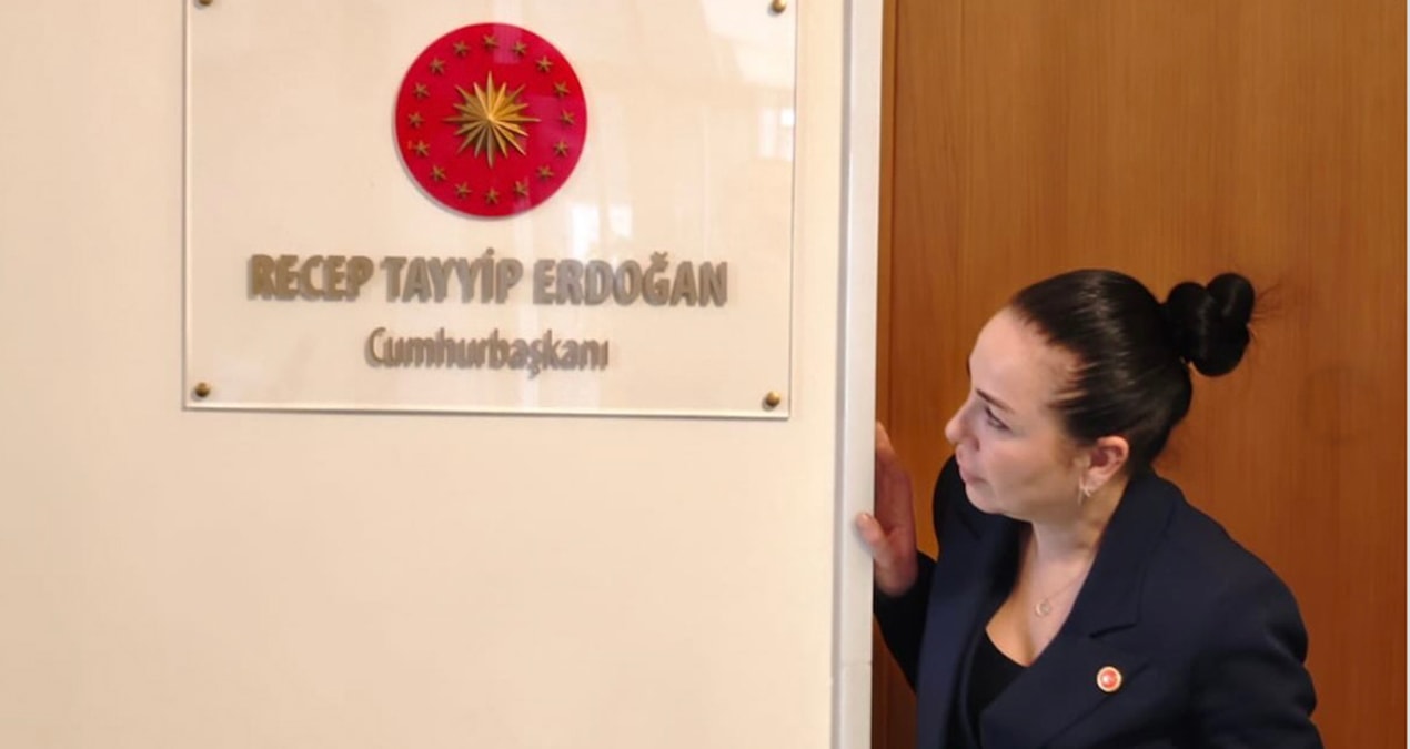 Kılıçdaroğlu’nu konuk eden esnafın ‘makam kapısı’ pozu Haber gorseli