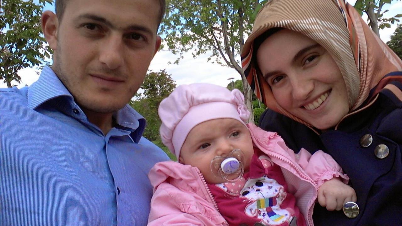 Alçısını çıkarıp darbecilere direnen şehidin eşi o günü anlattı! Img