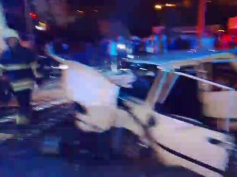 Kirmizi isikta bekleyen otomobile bir baska otomobil carpti 1 olu 3 yarali WNwmv4gy
