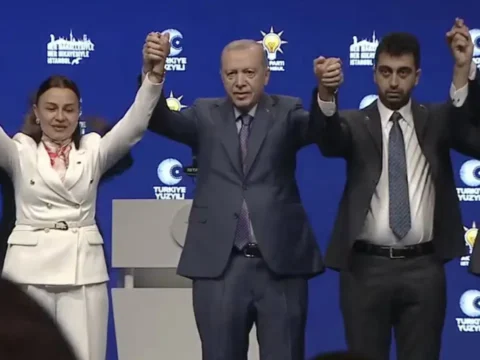 Tuzla, Çekmeköy ve Şile belediyeleri resmen AKP’ye geçti: Erdoğan Eren Ali Bingöl, Orhan Çerkez ve Sacit Terzi’ye rozet taktı